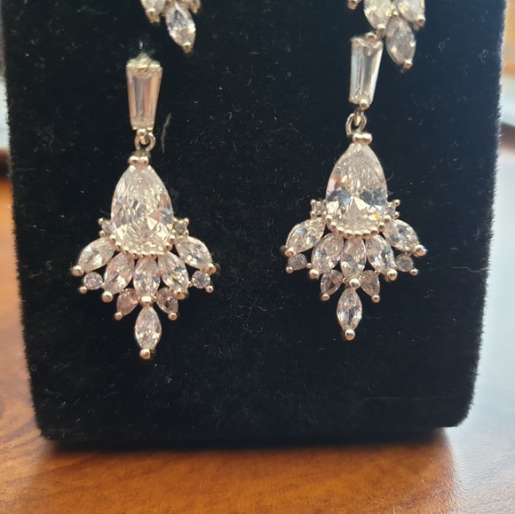 1- Nordstrom Beautiful earrings (1) - Picture 6 of 6